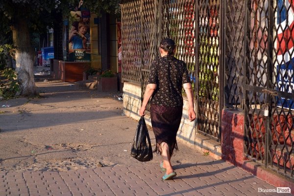 На вулиці поки не вельми людно. Тут тільки ті, у кого день починається дуже-дуже рано.