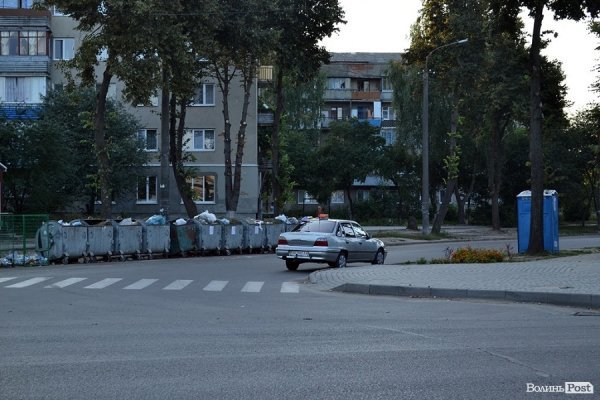 Хтозна, може, таксист вже мріє про тепле ліжко, допрацьовуючи зміну, або ж сьорбає каву в очікуванні ранкового клієнта :)