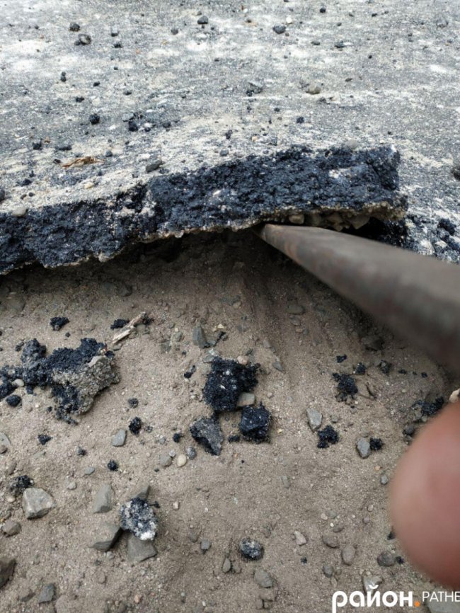 Покладений на Волині «свіжий» асфальт можна зняти руками.ФОТО, ВІДЕО