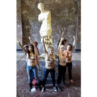 FEMEN посвітили голими грудьми у Луврі. ФОТО