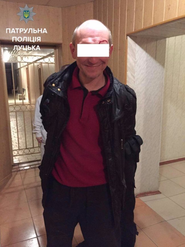 У Луцьку затримали чоловіка, який випивав у дворі будинку