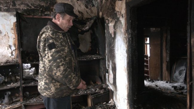 Микола Хиць показує помешкання палія