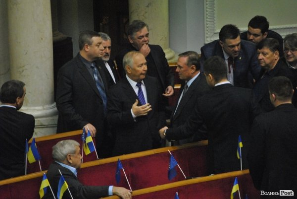 Волинський нардеп під час засідання їв горішки і длубався в зубах. ФОТО