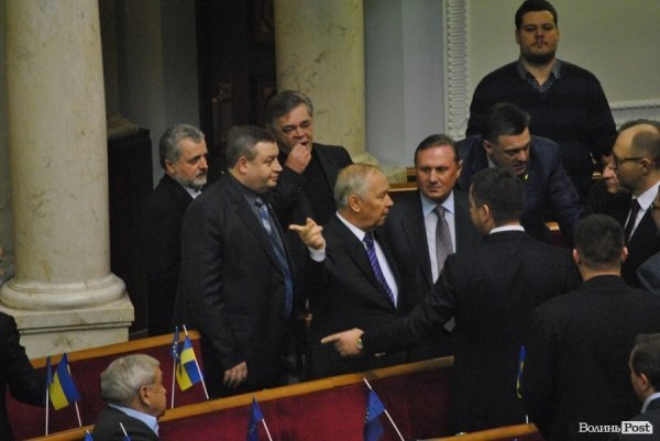 Волинський нардеп під час засідання їв горішки і длубався в зубах. ФОТО