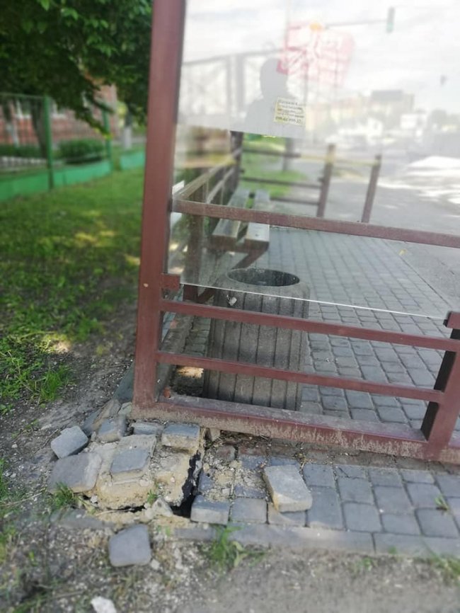 Стан – критичний: лучани нарікають на аварійну зупинку поблизу лікарні. ФОТО