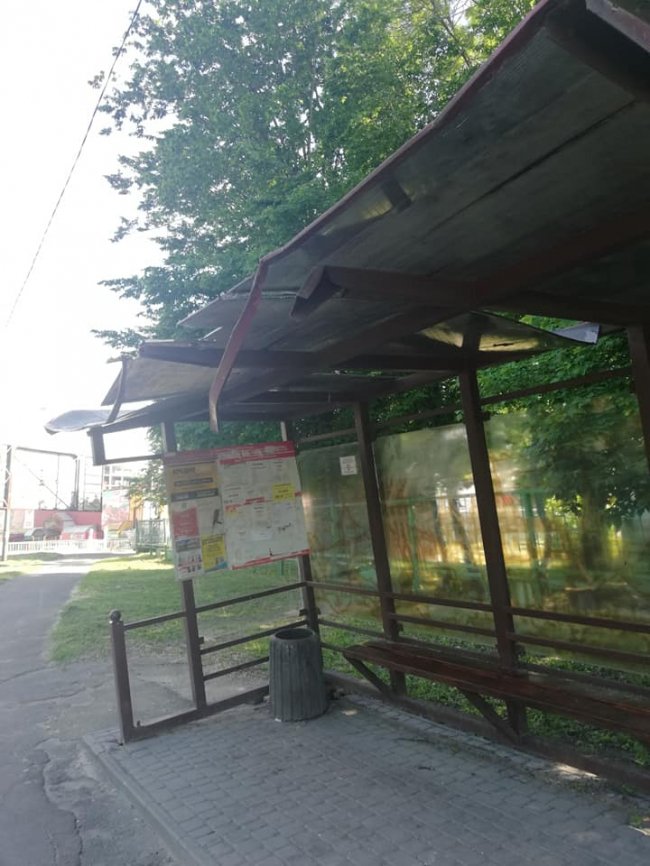 Стан – критичний: лучани нарікають на аварійну зупинку поблизу лікарні. ФОТО