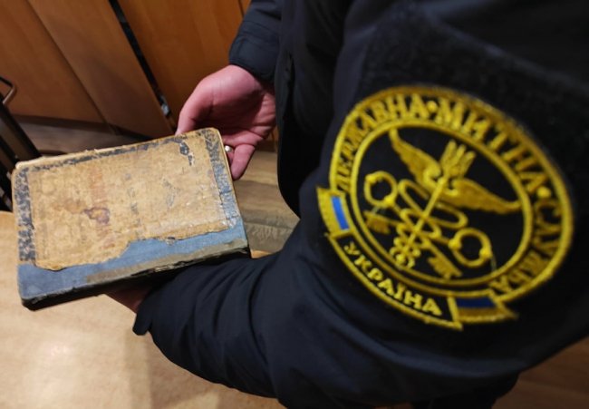 Через волинський кордон намагались незаконно провезти ікону Києво-Печерської Божої Матері та сторічну книгу