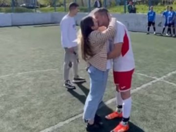 У Луцьку футболіст зробив коханій пропозицію під час матчу. ВІДЕО