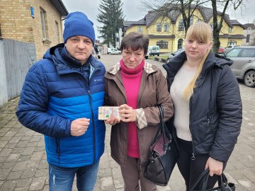 Мама загиблого воїна з Волині передала 100 тисяч для ЗСУ