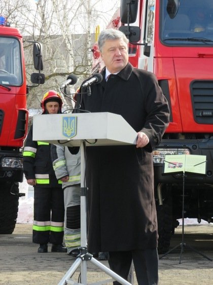 Порошенко дорогою на Волинь дарував спецтехніку рівнянам. ФОТО