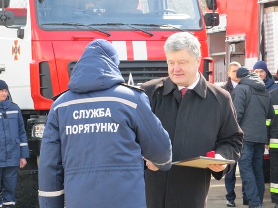 Порошенко дорогою на Волинь дарував спецтехніку рівнянам. ФОТО