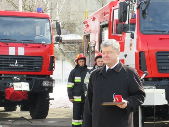 Порошенко дорогою на Волинь дарував спецтехніку рівнянам. ФОТО