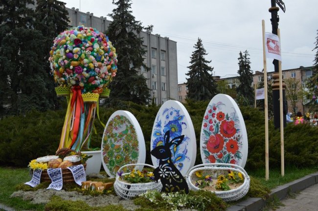 Центральну частину Ковеля прикрасили великодніми декораціями. ФОТО