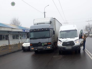 У Луцьку зіткнулись вантажівка і Ford