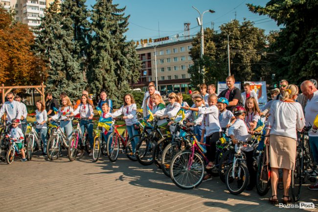 Усміхнені та у вишиванках: лучани розпочали святкування Дня Незалежності велопробігом. ФОТО