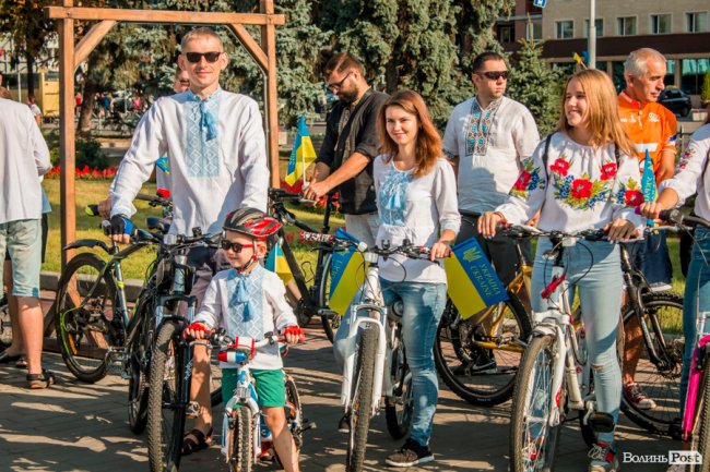 Усміхнені та у вишиванках: лучани розпочали святкування Дня Незалежності велопробігом. ФОТО