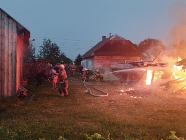 На Волині через удар блискавки загорілася господарська будівля