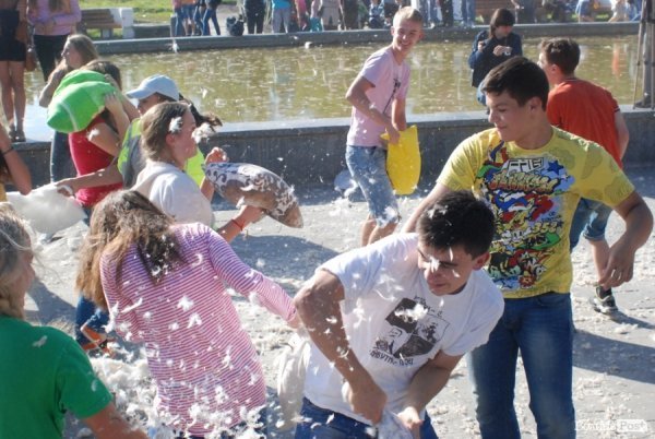 Як билися подушками в Луцьку. ФОТО