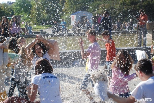 Як билися подушками в Луцьку. ФОТО
