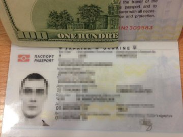 На «Угринові» чоловік тицяв прикордонникам хабар. ФОТО