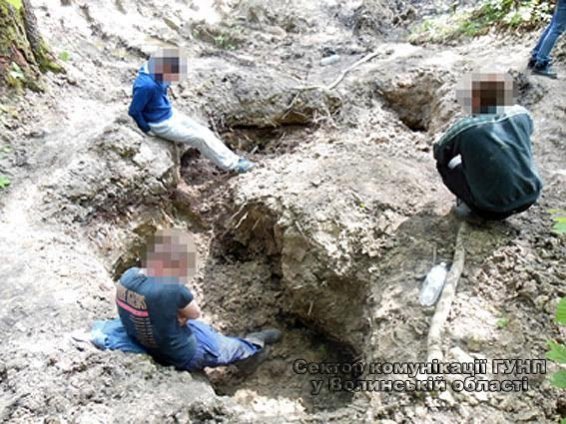 На Волині лопатами незаконно видобували бурштин. ФОТО