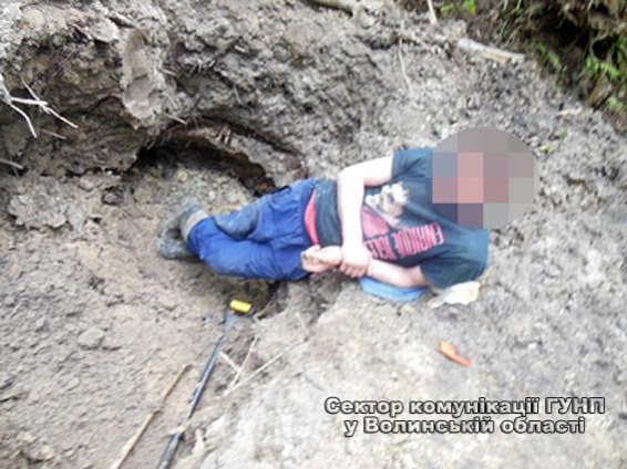 На Волині лопатами незаконно видобували бурштин. ФОТО