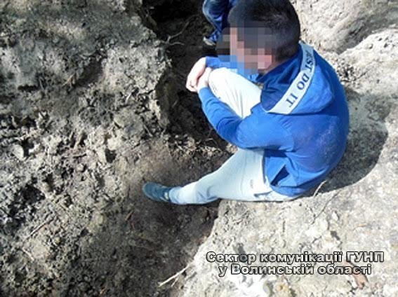 На Волині лопатами незаконно видобували бурштин. ФОТО