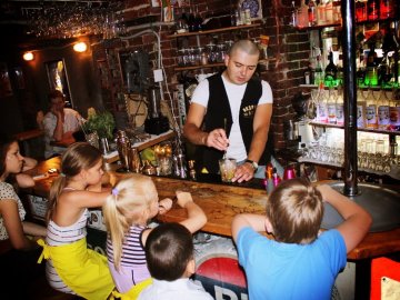 Жінку обурили матусі з малими дітьми у луцьких барах