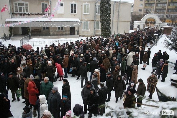 У Луцьку на  Водохреще близько  сотні людей купалися в крижаній воді. ФОТО