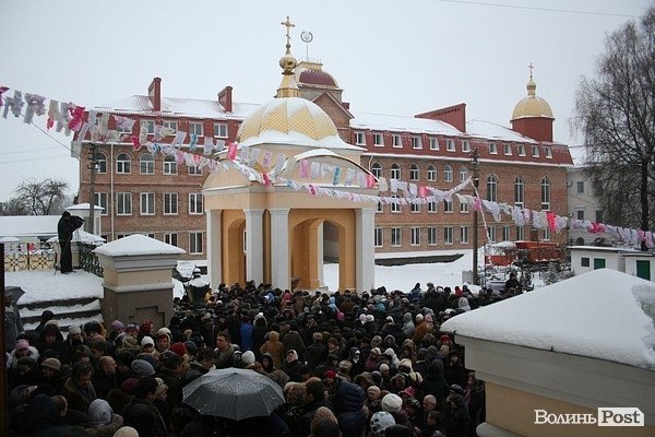 У Луцьку на  Водохреще близько  сотні людей купалися в крижаній воді. ФОТО