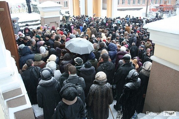 У Луцьку на  Водохреще близько  сотні людей купалися в крижаній воді. ФОТО