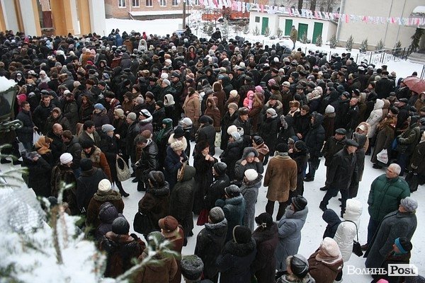 У Луцьку на  Водохреще близько  сотні людей купалися в крижаній воді. ФОТО