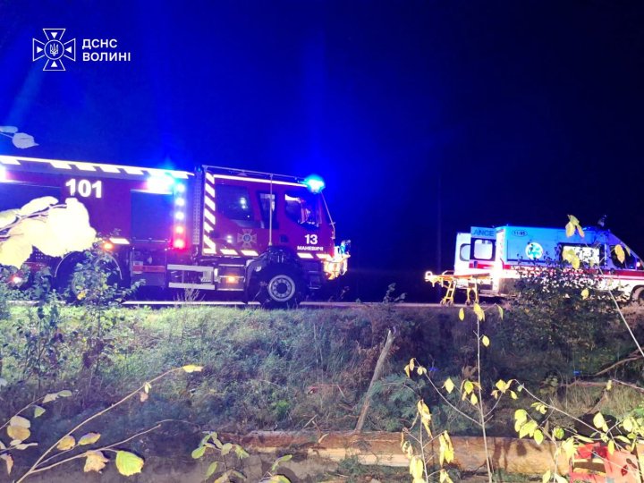 На Волині 23-річний водій вантажівки злетів у кювет
