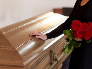 18-річний лучанин збирає гроші, аби поховати померлу у Польщі матір