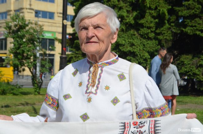 У центрі Луцька об'єднали сотні вишитих рушників. ФОТО