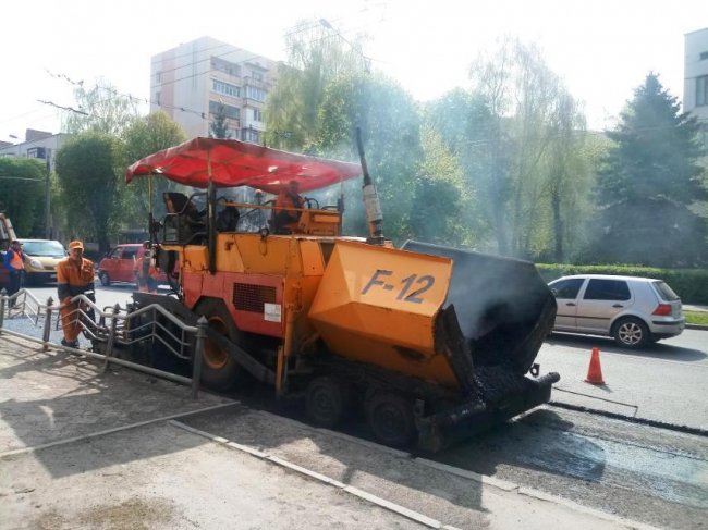 У Луцьку зайнялися ремонтом дороги на зупинках громадського транспорту. ФОТО