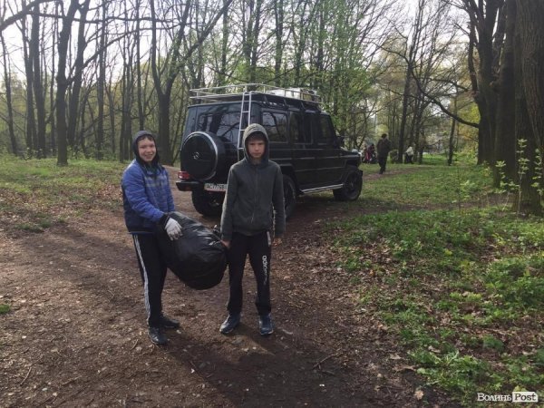 Депутати Луцькради вийшли на генеральне прибирання. ФОТО. ВІДЕО