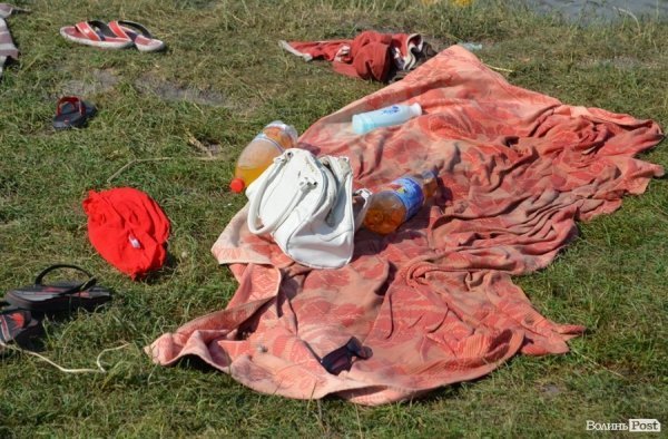 Спека змушує лучан роздягатися і лізти у міські водойми. ФОТО