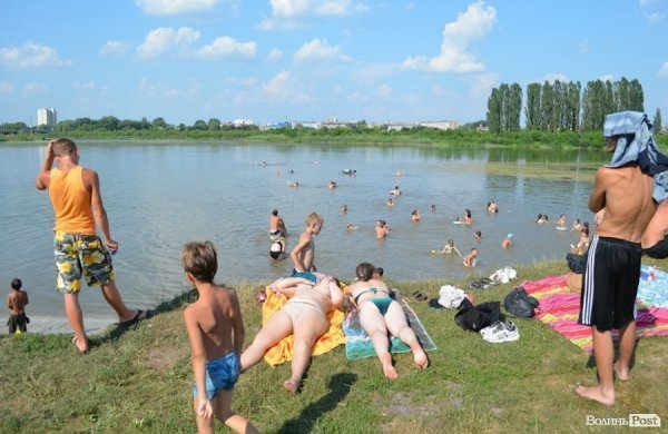 Спека змушує лучан роздягатися і лізти у міські водойми. ФОТО