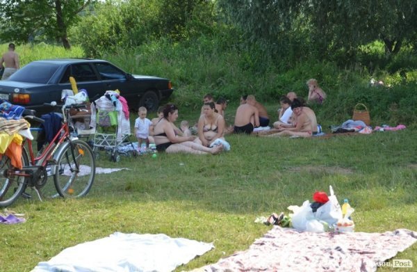 Спека змушує лучан роздягатися і лізти у міські водойми. ФОТО