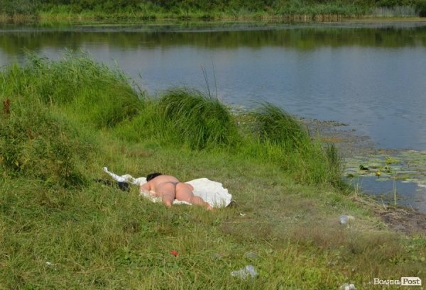 Спека змушує лучан роздягатися і лізти у міські водойми. ФОТО