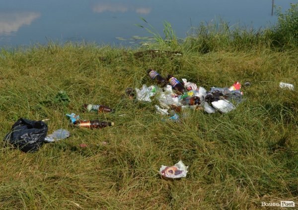 Спека змушує лучан роздягатися і лізти у міські водойми. ФОТО