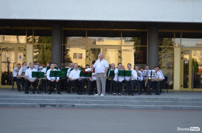 У центрі Луцька – святковий виступ оркестру. ФОТО