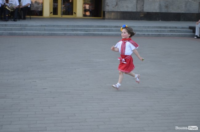 У центрі Луцька – святковий виступ оркестру. ФОТО