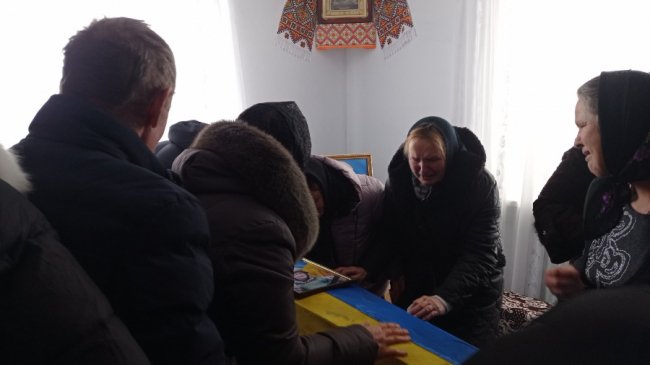 Волиняни навколішки прощалися з Героєм Ігорем Байденком