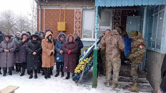 Волиняни навколішки прощалися з Героєм Ігорем Байденком