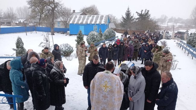 Волиняни навколішки прощалися з Героєм Ігорем Байденком