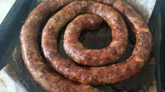 Волинські господині поділилися рецептом приготування домашньої ковбаси до Великодня. ВІДЕО