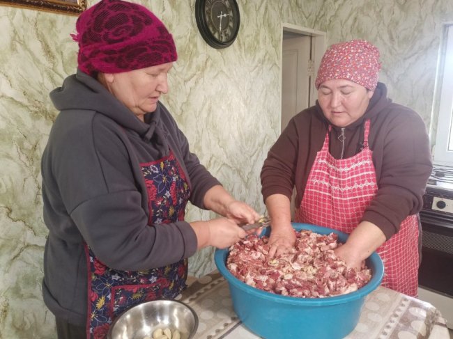 Волинські господині поділилися рецептом приготування домашньої ковбаси до Великодня. ВІДЕО