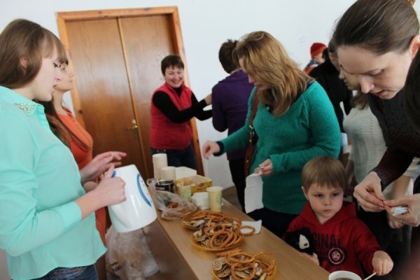 У Луцьку для переселенців провели майстер-клас із писанкарства. ФОТО